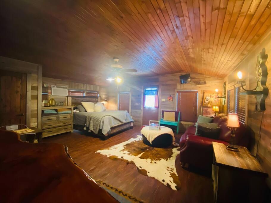 8Th St. Cowboy Haus I Biker Friendly I River Бандера Екстериор снимка