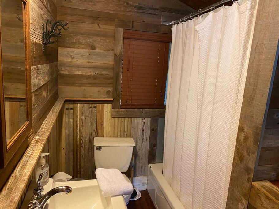 8Th St. Cowboy Haus I Biker Friendly I River Бандера Екстериор снимка